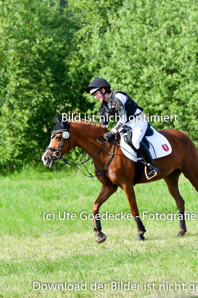 Goldene Schärpe Ponys in Löningen  4+5.6.22 | 04062022 - Gelände  2 Abt _782 