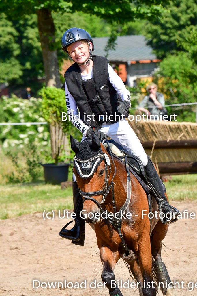 Goldene Schärpe Ponys in Löningen  4+5.6.22 | 04062022 - Gelände  2 Abt _806 