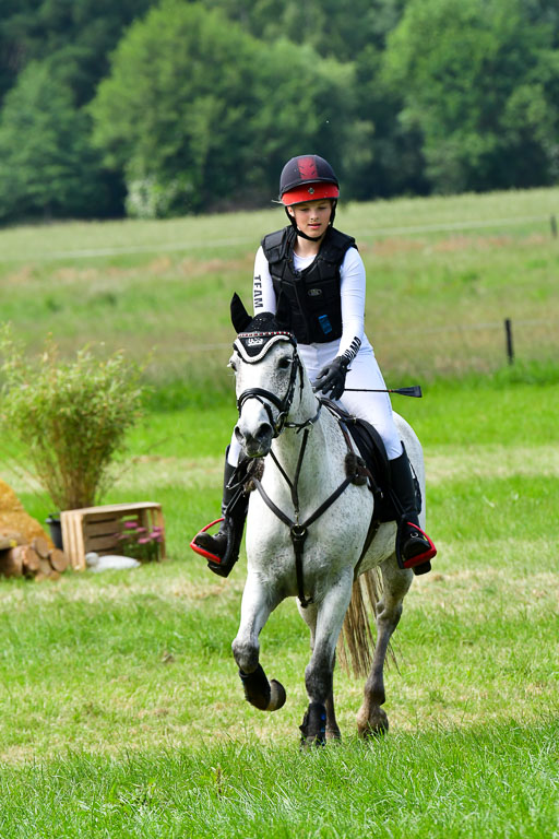 Goldene Schärpe Ponys in Löningen  4+5.6.22 | 04062022 - Gelände  2 Abt _586 