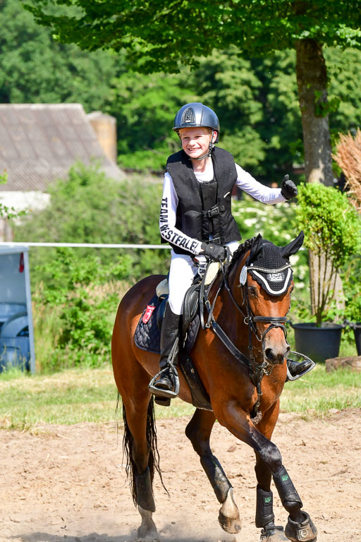 Goldene Schärpe Ponys in Löningen  4+5.6.22 | 04062022 - Gelände  2 Abt _804 