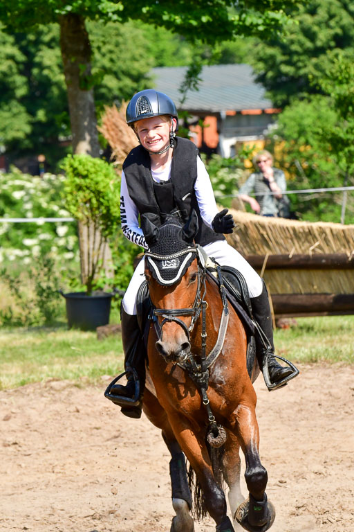 Goldene Schärpe Ponys in Löningen  4+5.6.22 | 04062022 - Gelände  2 Abt _805 
